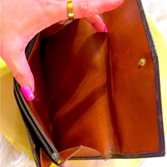 LV Sarah wallet, the call out is the zipper pull is not attached.